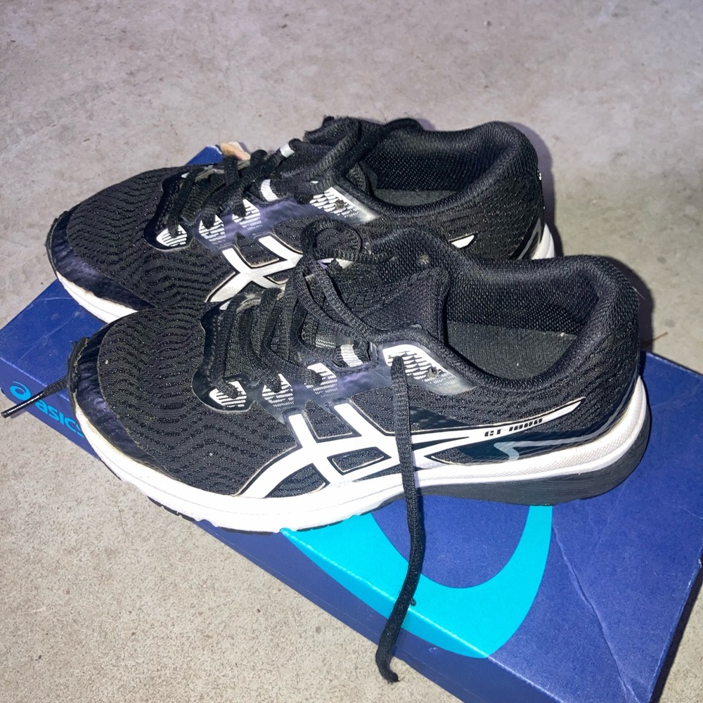 Boys ASICS size 2Y